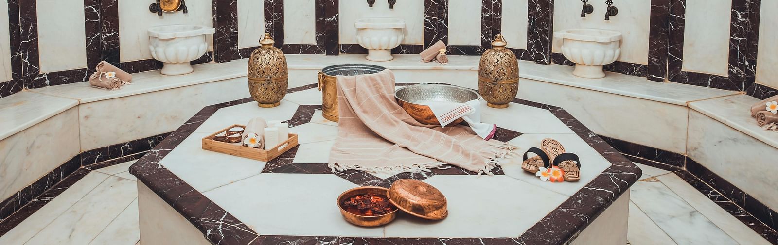 A spa room set up for a spa session with all the products