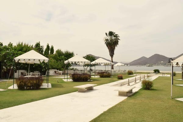 Raaj Bagh Restaurant at Bank of Fateh Sagar Lake