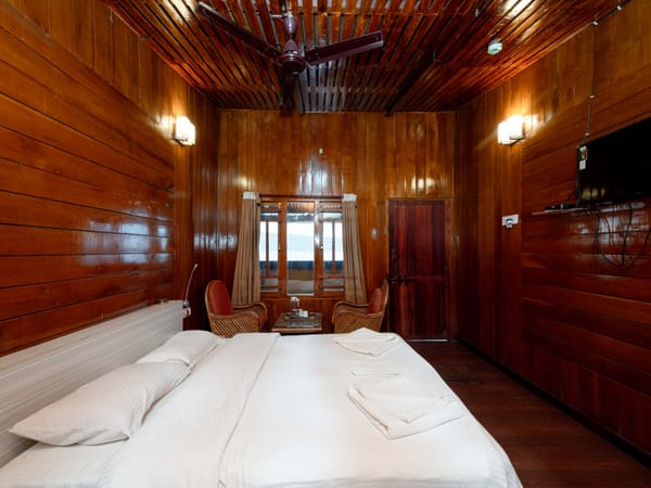 Wooden Cottage with king bed and sea view at Da Bay Inn