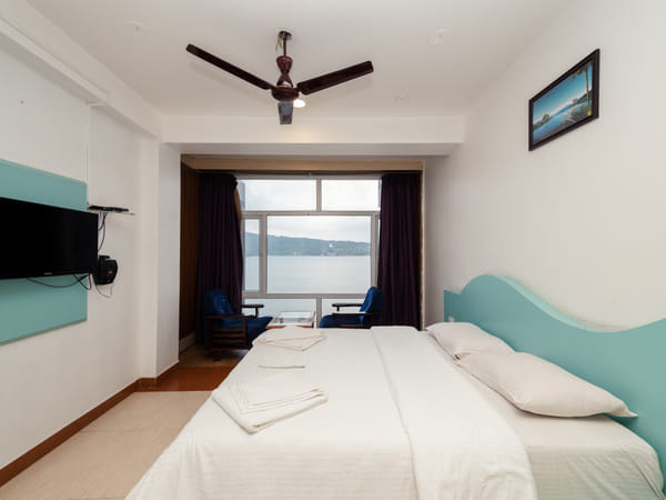 Senior Room with king bed and sea view at Da Bay Inn