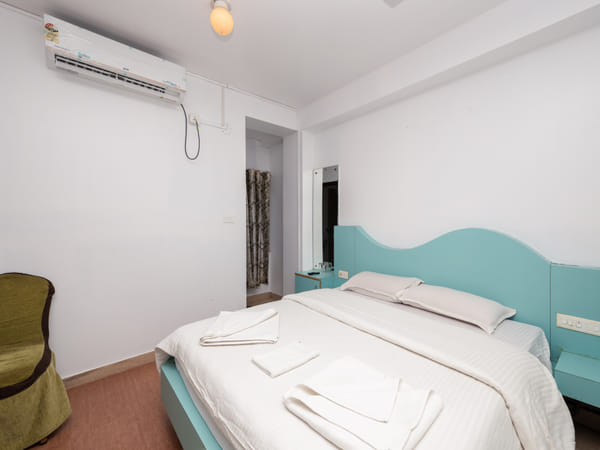 Honeymoon Suite with king bed at Da Bay Inn, Port Blair
