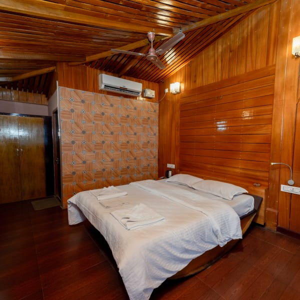 Wooden Cottage with sea view at Da Bay Inn, Port Blair