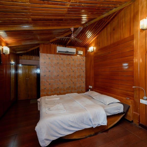 Wooden Cottage with sea view at Da Bay Inn, Port Blair