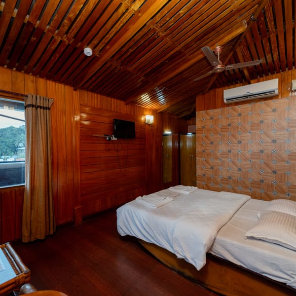 Wooden Cottage with sea view at Da Bay Inn, Port Blair