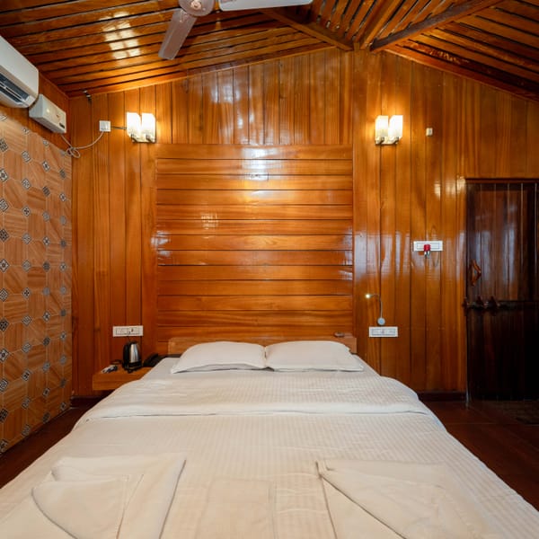 Wooden Cottage with sea view at Da Bay Inn, Port Blair
