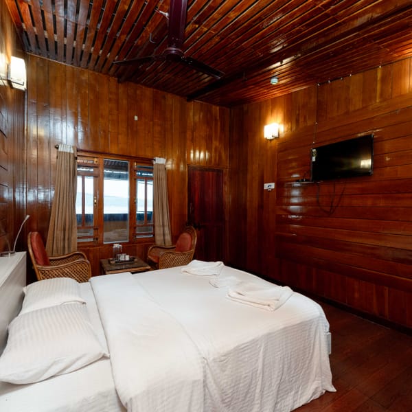 Wooden Cottage with sea view at Da Bay Inn, Port Blair