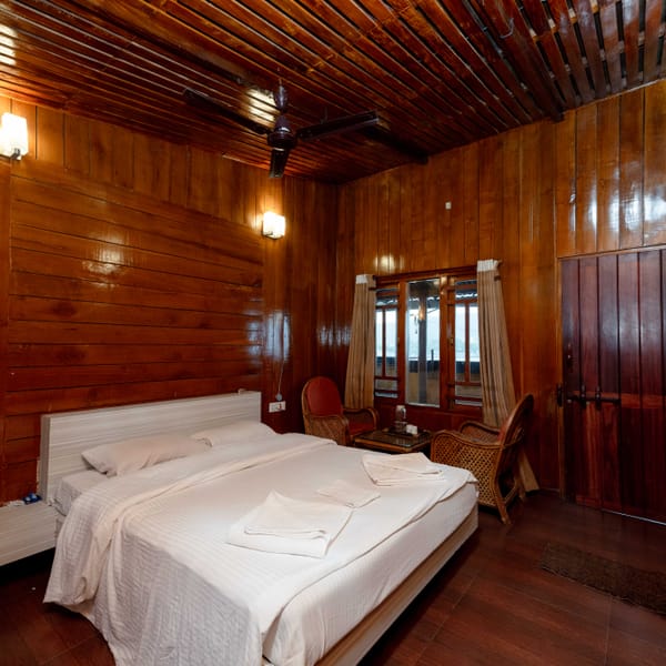 Wooden Cottage with sea view at Da Bay Inn, Port Blair