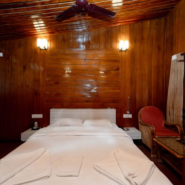 Wooden Cottage with sea view at Da Bay Inn, Port Blair