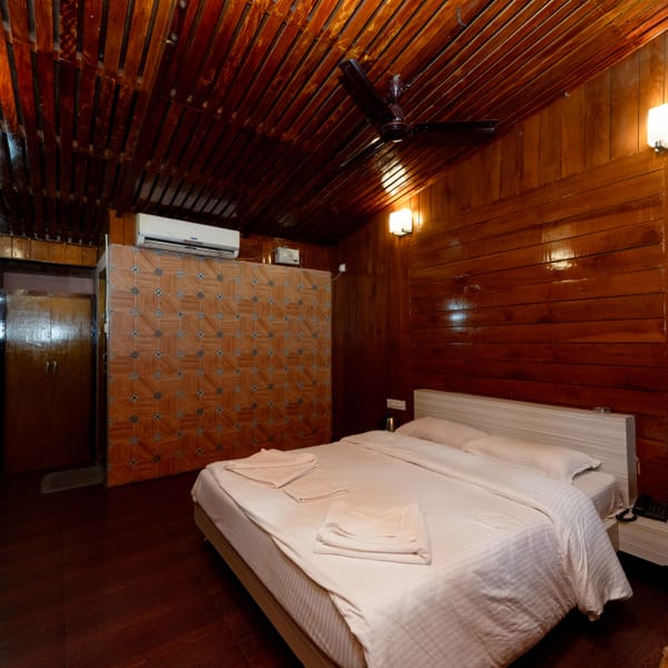 Wooden Cottage with sea view at Da Bay Inn, Port Blair