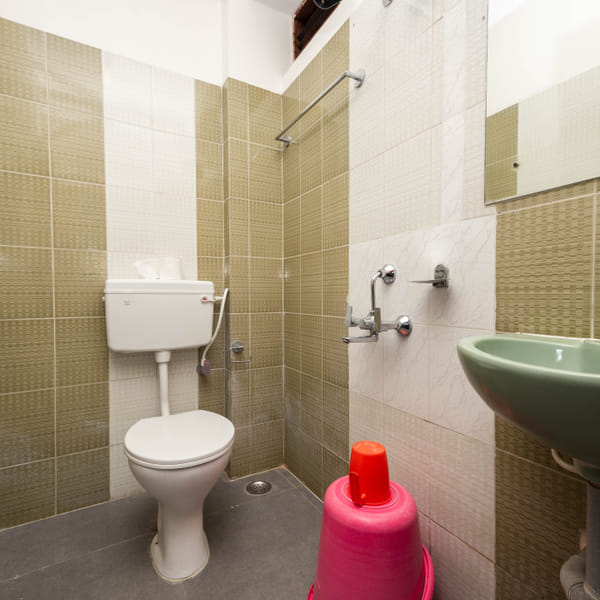 Junior Room bathroom at Da Bay Inn, Port Blair