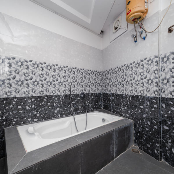 Honeymoon Suite bathroom with private bathtub at Da Bay Inn