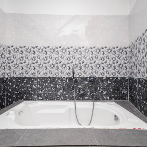 Honeymoon Suite bathroom with private bathtub at Da Bay Inn