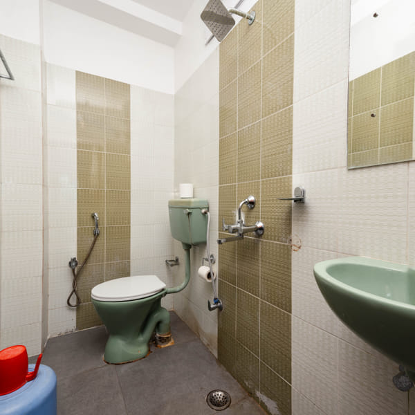 Honeymoon Suite bathroom with private bathtub at Da Bay Inn