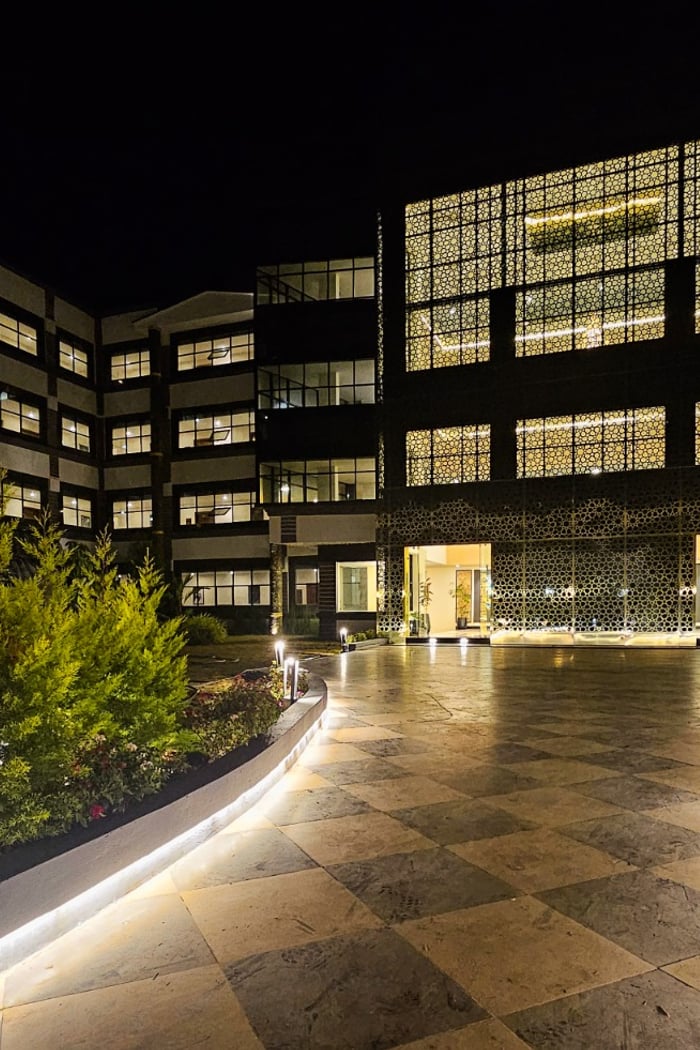 Hotel Facade — VIVIDUS Sleek CN Windsor