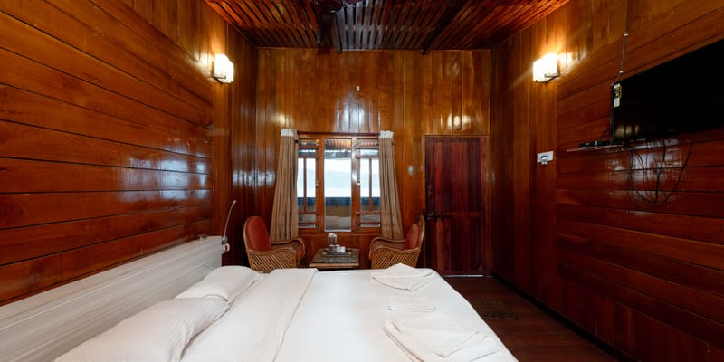 Wooden Cottage with king bed and sea view at Da Bay Inn