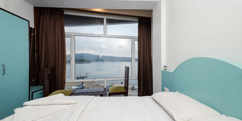 Junior Room interior with sea view at Da Bay Inn