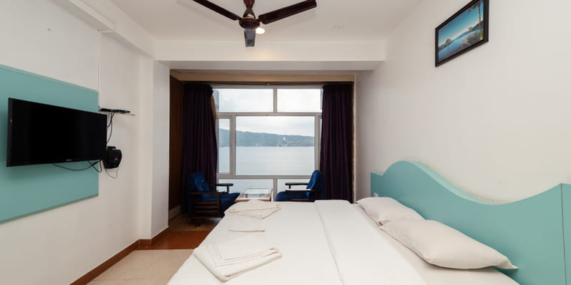 Sea-facing Senior Room at Da Bay Inn
