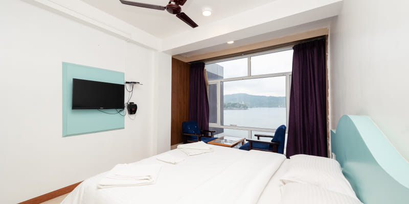 Sea-facing Senior Room at Da Bay Inn