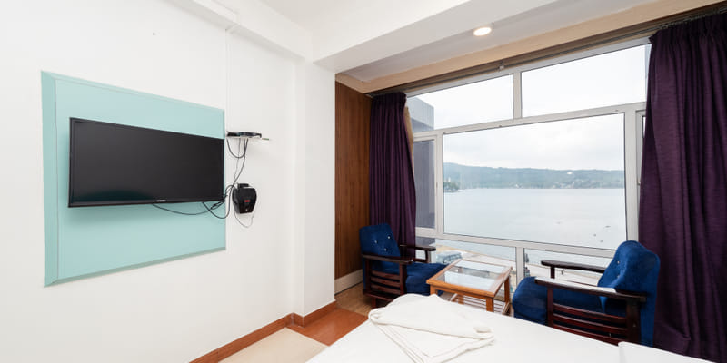 Senior Room seating area with sea view at Da Bay Inn
