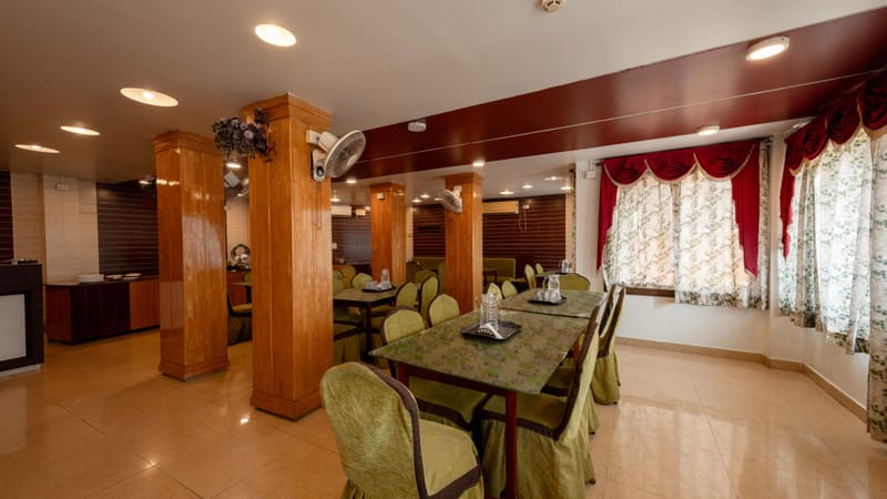 Sea-facing multi-cuisine restaurant at Da Bay Inn