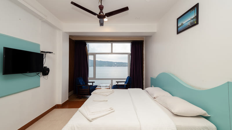 Sea-facing Senior Room with king bed at Da Bay Inn