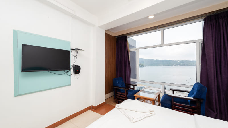 Senior Room with sea view and seating at Da Bay Inn