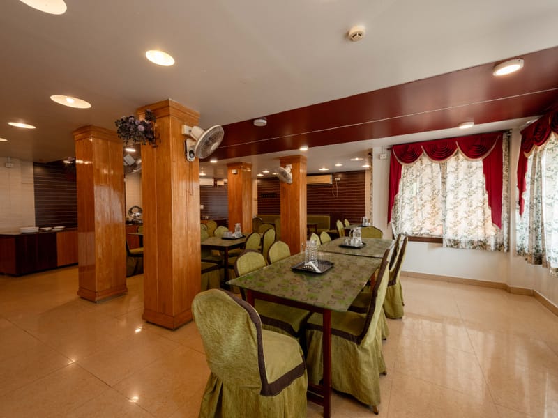 Sea-facing multi-cuisine restaurant at Da Bay Inn