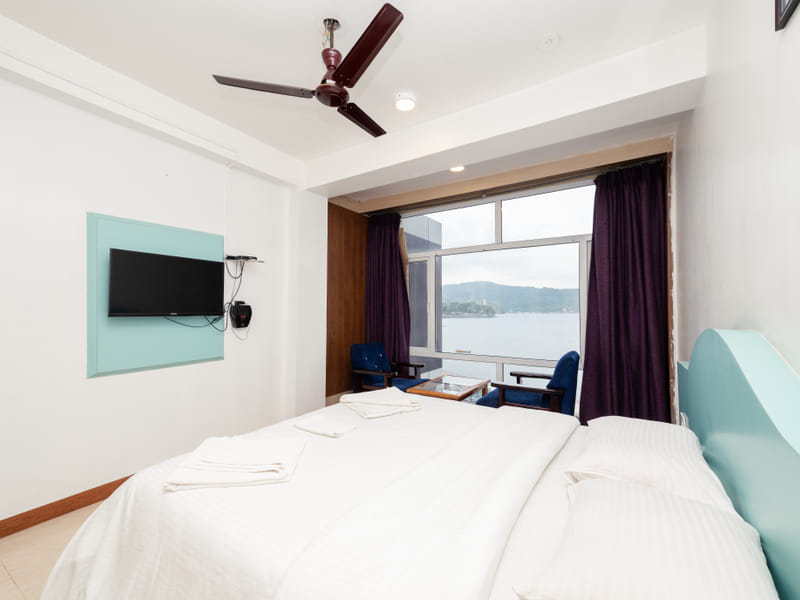 Sea-facing Senior Room at Da Bay Inn
