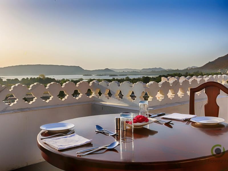 Dining at Fateh Niwas