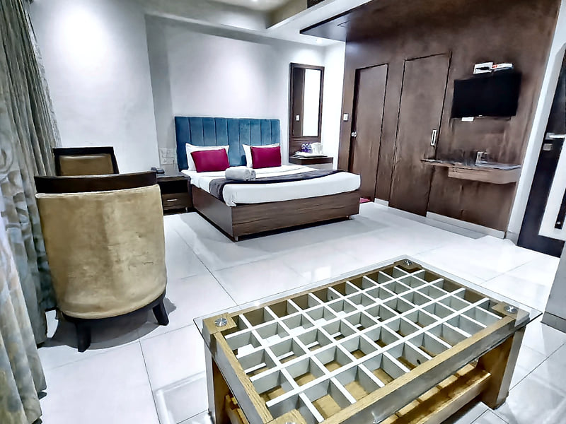 Paradise Suite with coffee table and wall-mounted TV
