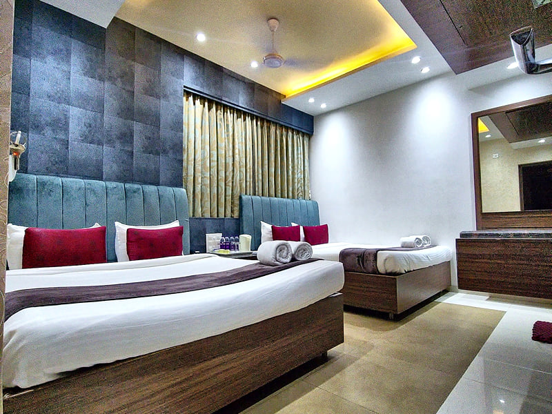 Premium Family Room beds facing the TV and mirror wall