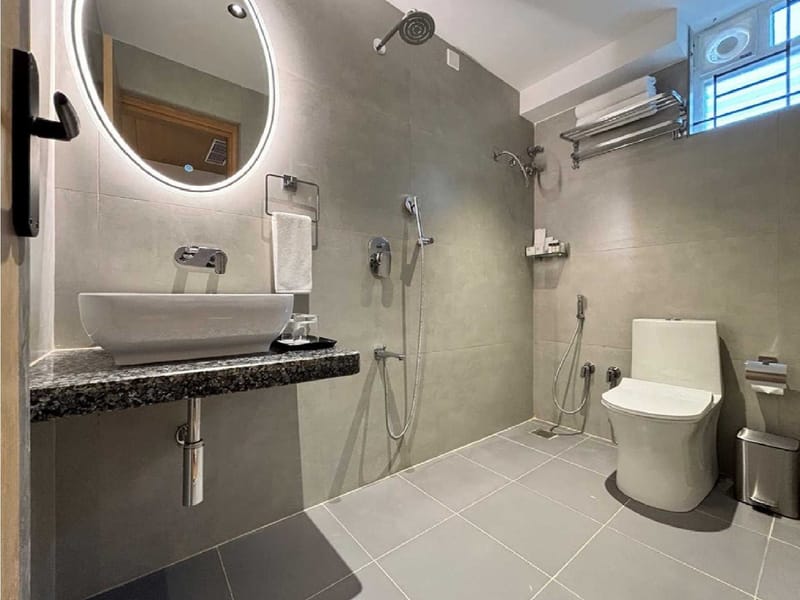 Guest bathroom with shower