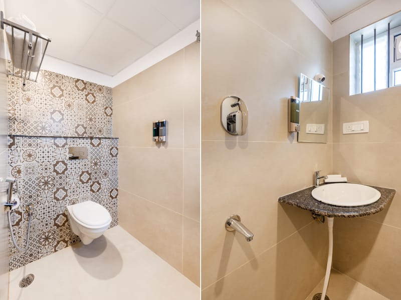 Guest bathroom, second view