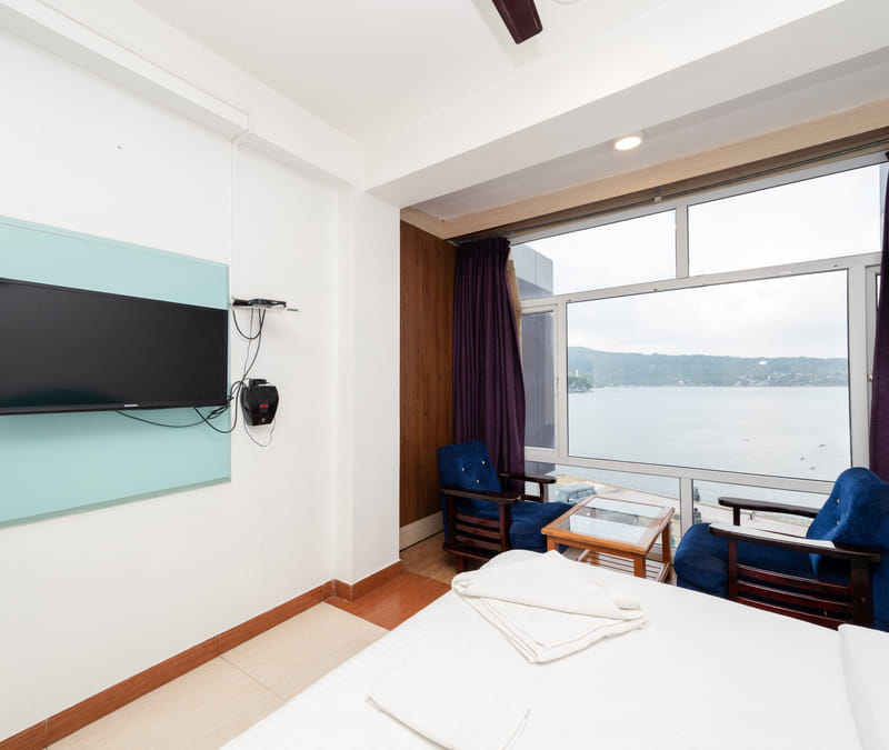 Senior Room with sea view and seating at Da Bay Inn