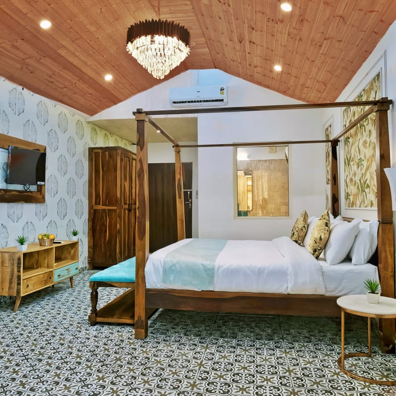 Canopy bed in the Nazaara Luxe Cottage at Nazaara Nature Retreat, Dalhousie