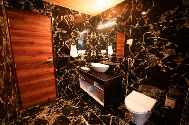 Black marble bathroom in the Nazaara Luxe Interconnected room at Nazaara Luxe Retreat