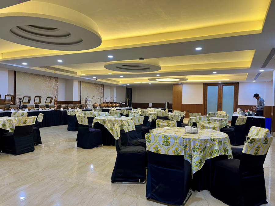 Skyline by Miraya, Pearl Hall, Round-table banquet seating under cove lighting