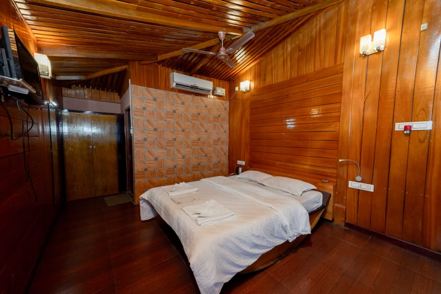 Wooden Cottage with sea view at Da Bay Inn, Port Blair