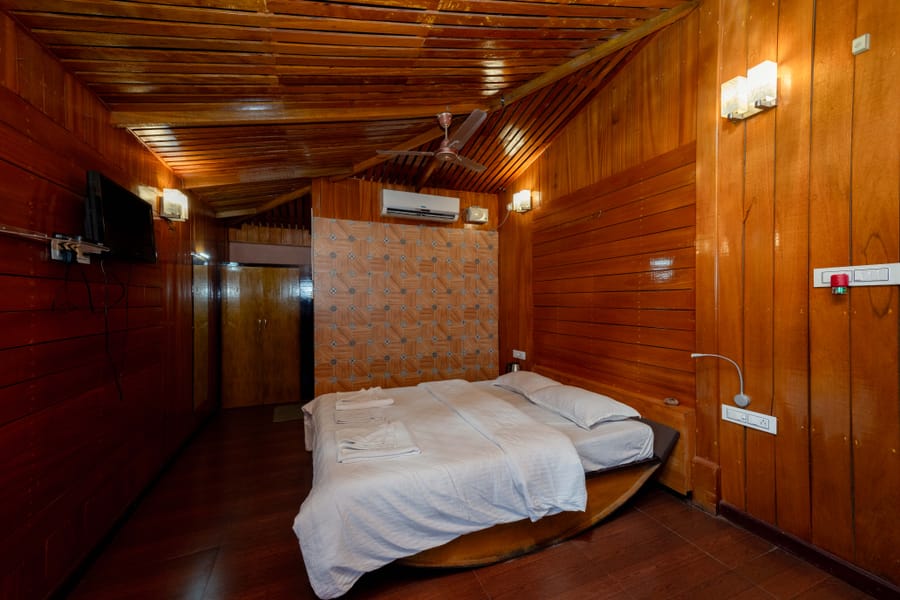 Wooden Cottage with sea view at Da Bay Inn, Port Blair
