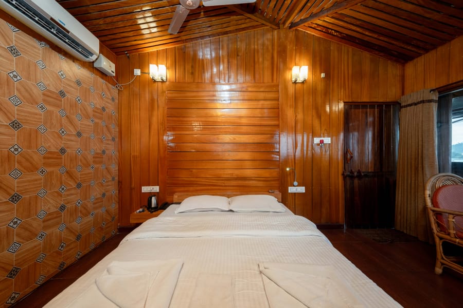 Wooden Cottage with sea view at Da Bay Inn, Port Blair