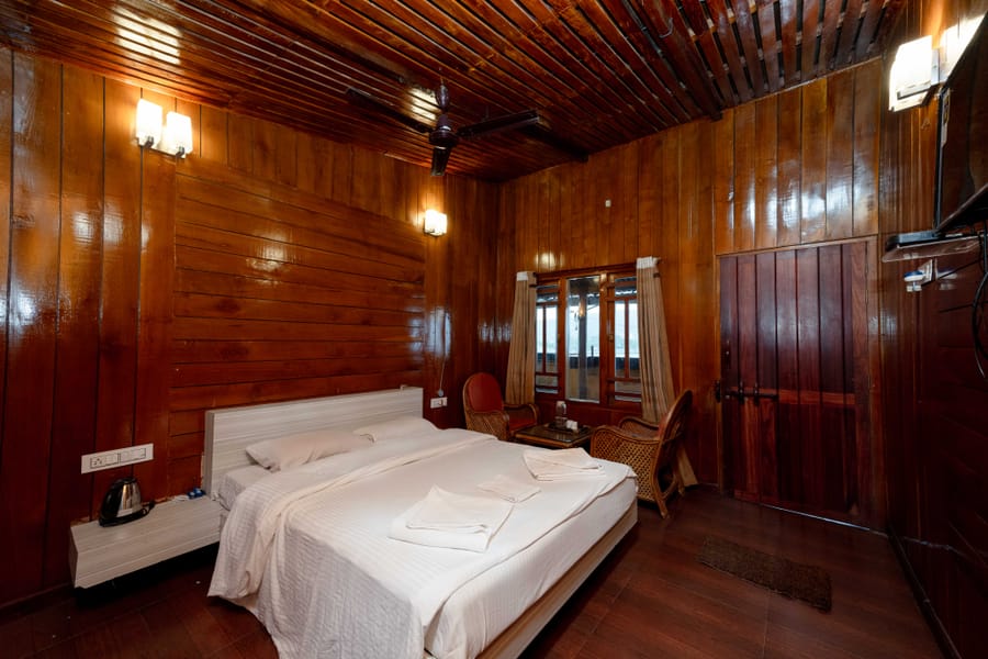 Wooden Cottage with sea view at Da Bay Inn, Port Blair
