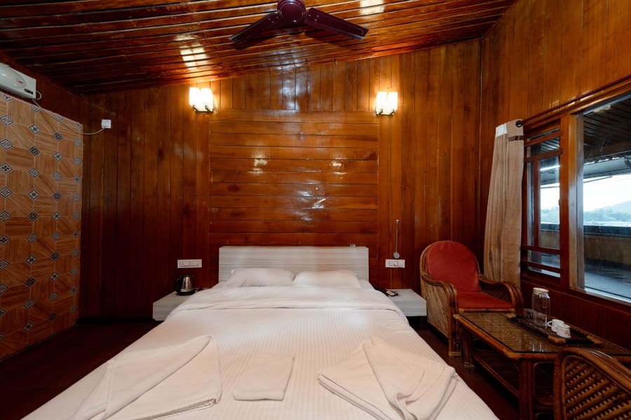 Wooden Cottage with sea view at Da Bay Inn, Port Blair