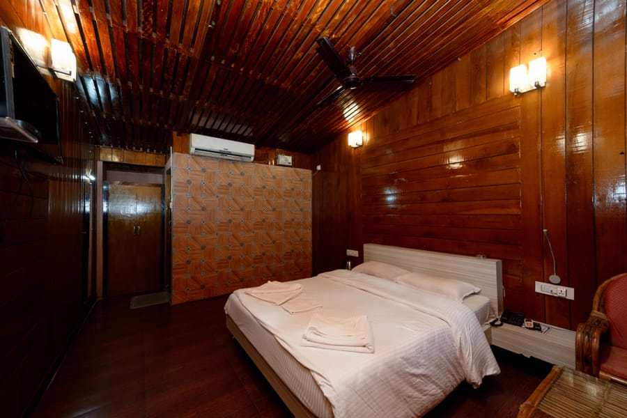 Wooden Cottage with sea view at Da Bay Inn, Port Blair