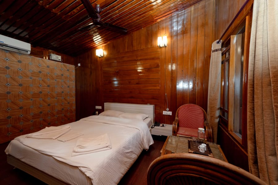 Wooden Cottage with sea view at Da Bay Inn, Port Blair