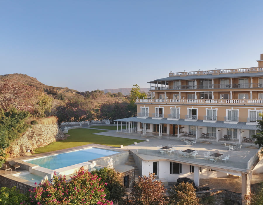 Fateh Safari Resort with pool and Kumbhalgarh Fort backdrop
