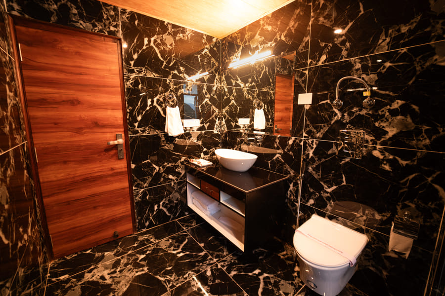 Black marble bathroom in the Nazaara Luxe Interconnected room at Nazaara Luxe Retreat, Manali