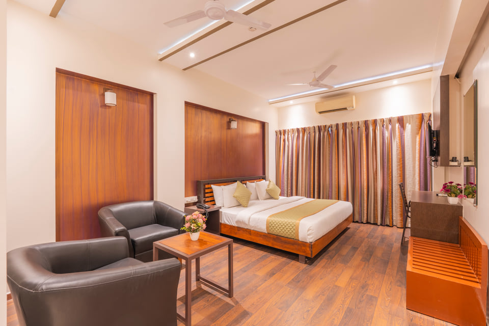 Executive Room with a queen bed and lounge seating