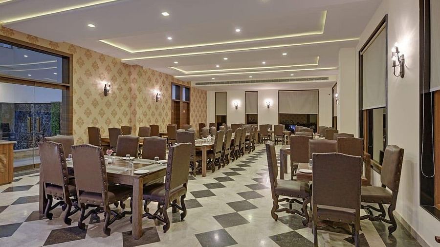 A restaurant with several tables and chairs - Clarks Safari, Ranthambore