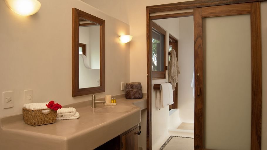 Solana boutique B&B Zihuatanejo Panicua jr suite vanity Solana BandB Zihuatanejo