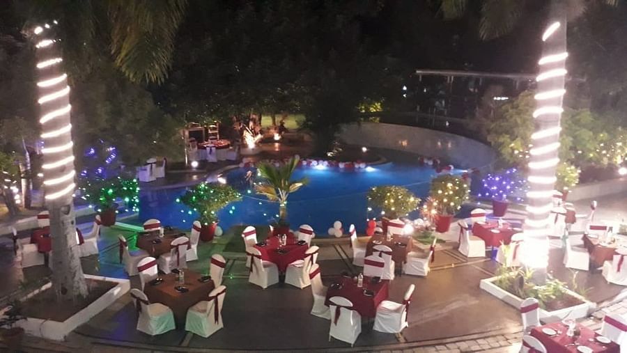 roundtable banquet next to a pool1